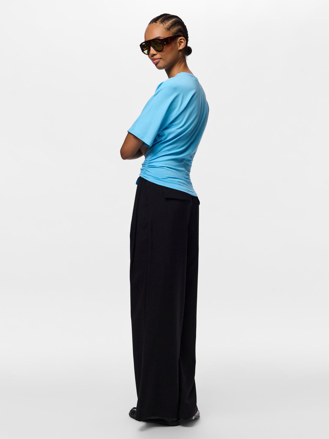 model_shot-back